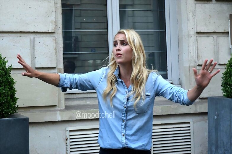 Claire Holt con fans en Paris, Francia, May 2016