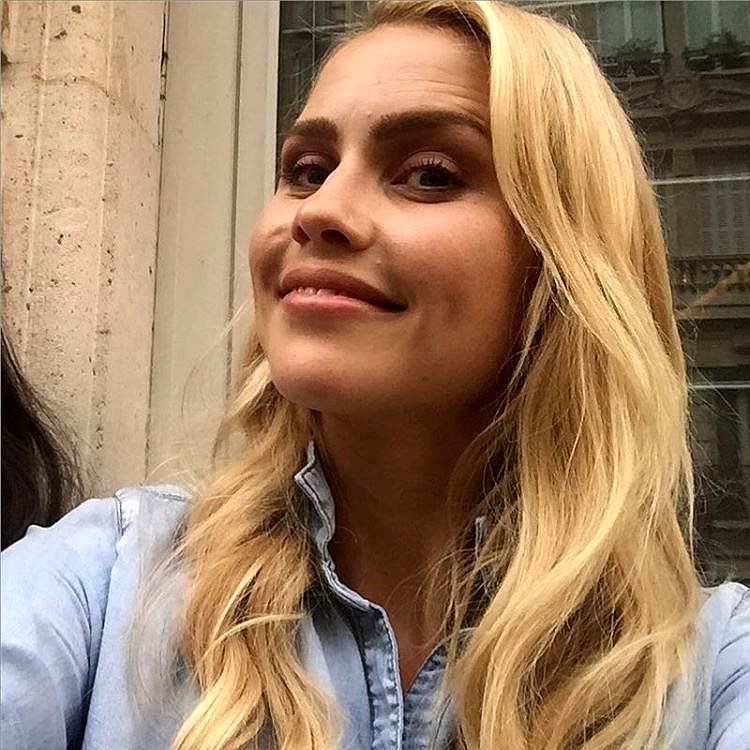 Claire Holt con fans en Paris, Francia, May 2016