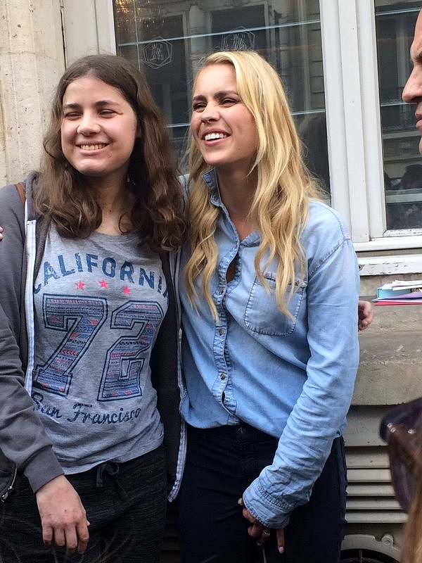 Claire Holt con fans en Paris, Francia, May 2016