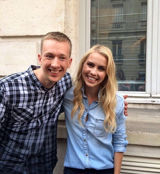 Claire Holt con fans en Paris, Francia, May 2016