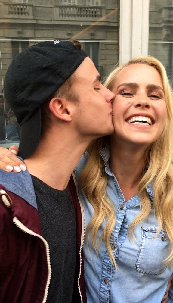 Claire Holt con fans en Paris, Francia, May 2016
