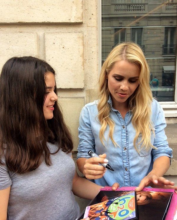 Claire Holt con fans en Paris, Francia, May 2016