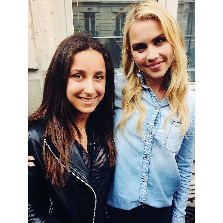 Claire Holt con fans en Paris, Francia, May 2016