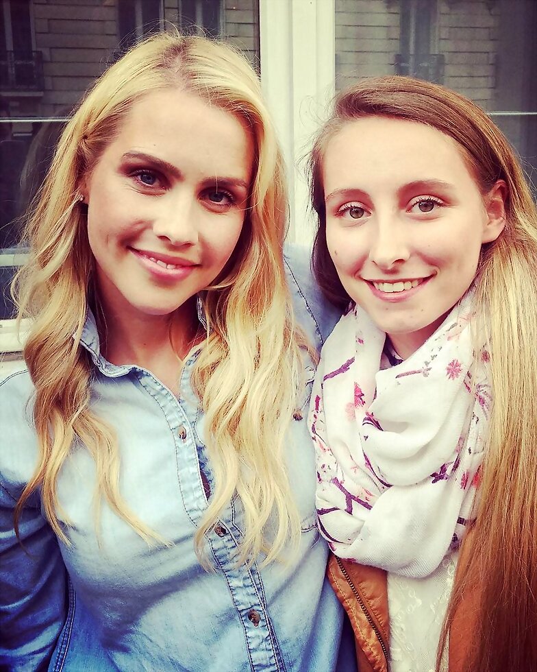 Claire Holt con fans en Paris, Francia, May 2016