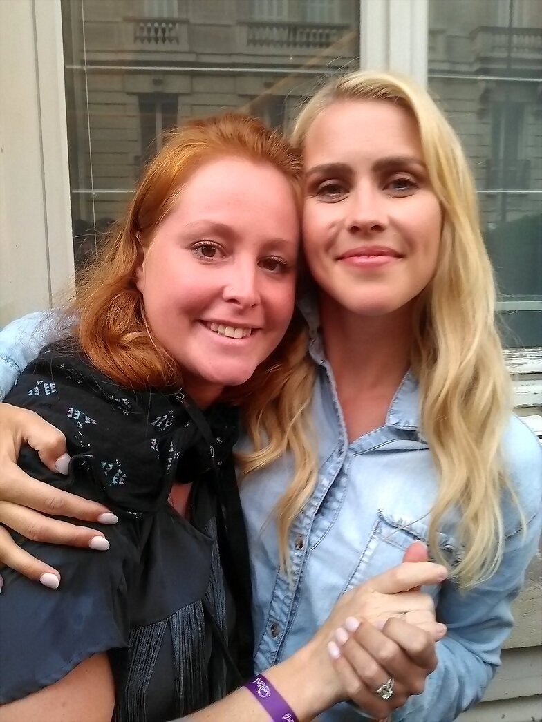 Claire Holt con fans en Paris, Francia, May 2016