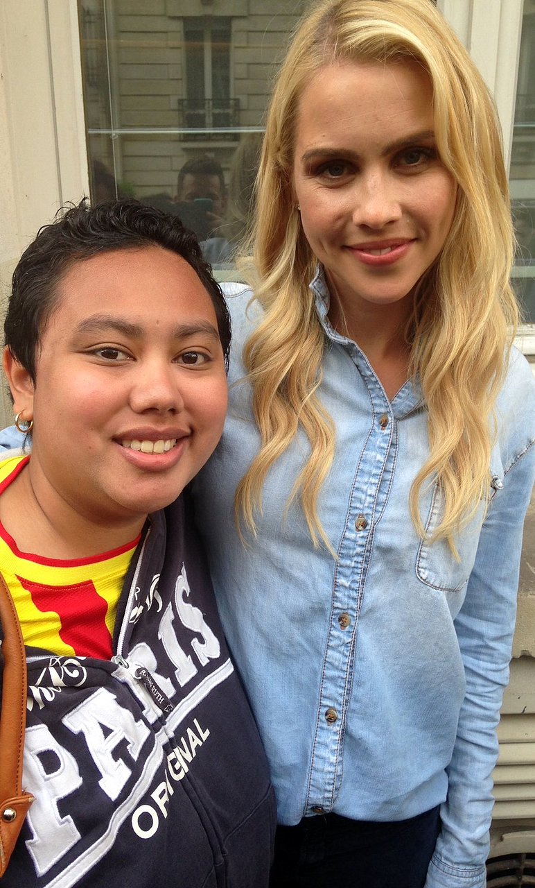 Claire Holt con fans en Paris, Francia, May 2016