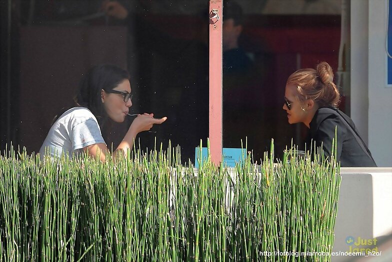 Phoebe Tonkin - Lunch at the Newsroom Cafe, Feb 25