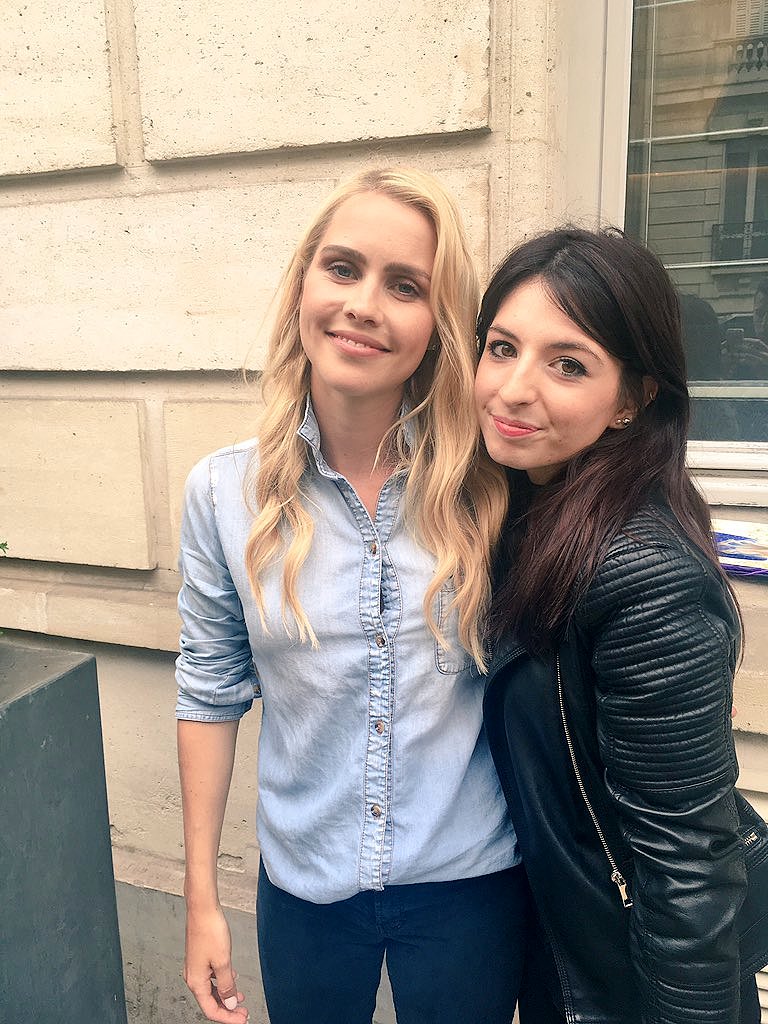 Claire Holt con fans en Paris, Francia, May 2016