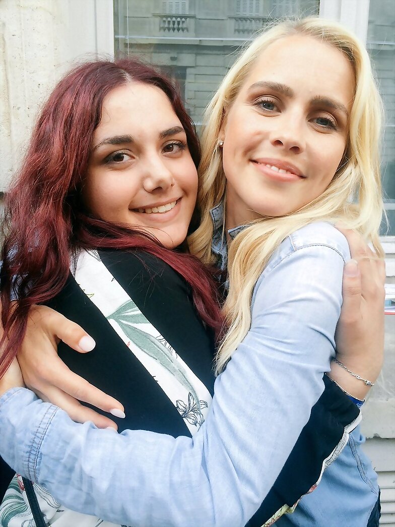 Claire Holt con fans en Paris, Francia, May 2016