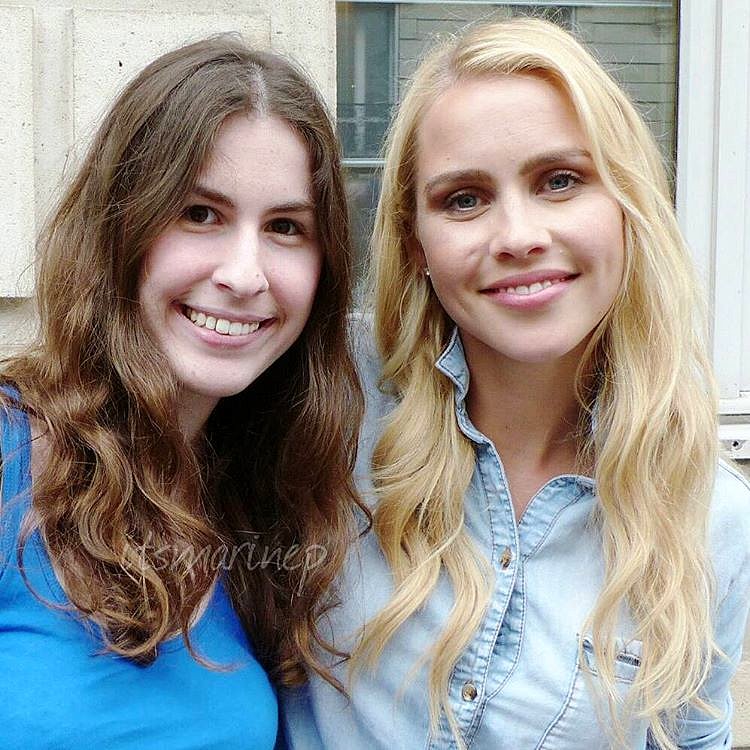 Claire Holt con fans en Paris, Francia, May 2016