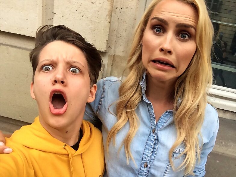 Claire Holt con fans en Paris, Francia, May 2016