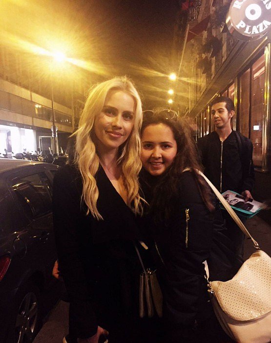 Claire Holt con fans en Paris, Francia, May 2016