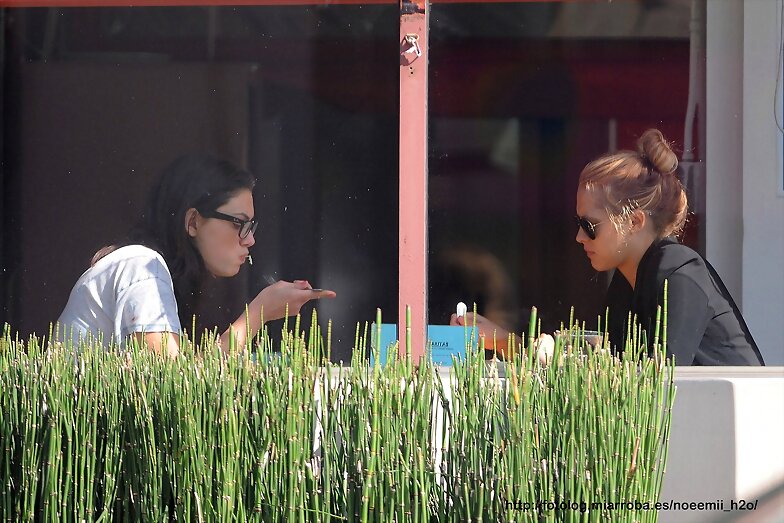 Phoebe Tonkin - Lunch at the Newsroom Cafe, Feb 25