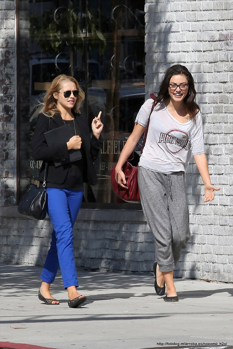 Phoebe Tonkin - Lunch at the Newsroom Cafe, Feb 25