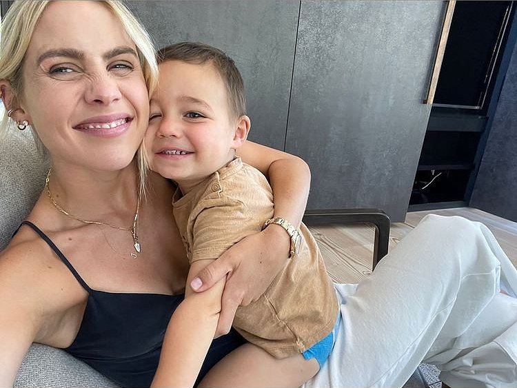 Claire Holt con su hijo James Holt Joblon | 2021
