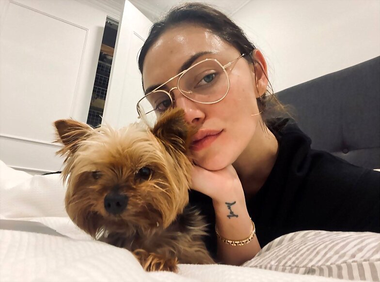 Phoebe Tonkin con su perrita Lola