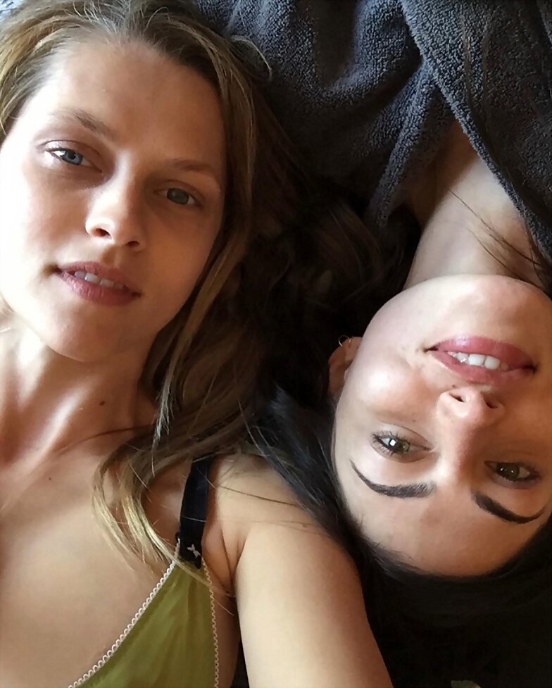 Phoebe Tonkin y su amiga Teresa Palmer