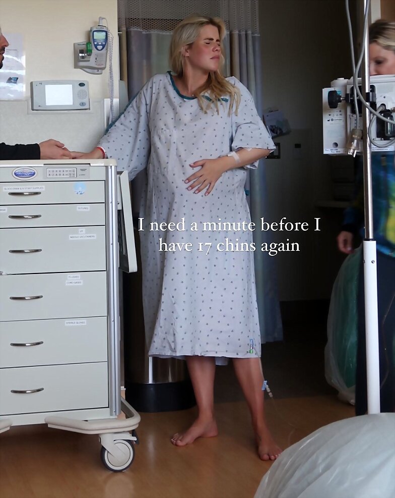 Claire Holt durante el parto