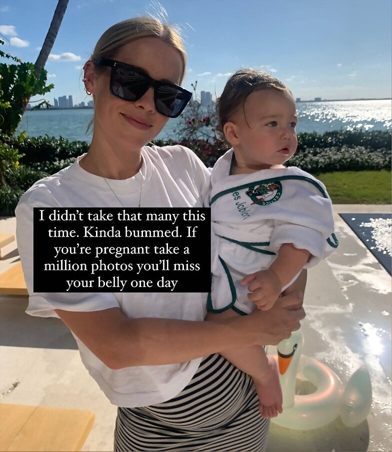 Claire Holt con su hijo James y embarazada de Elle