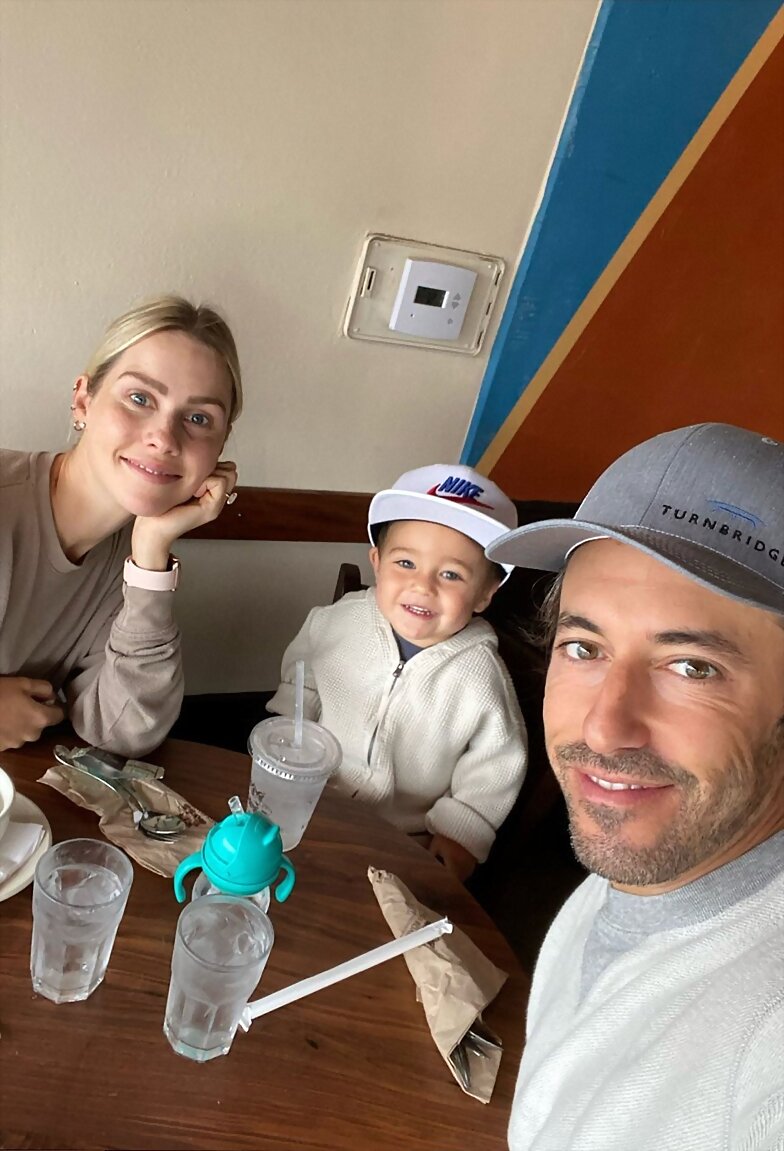 Claire Holt & Andrew Joblon con su hijo James 2021
