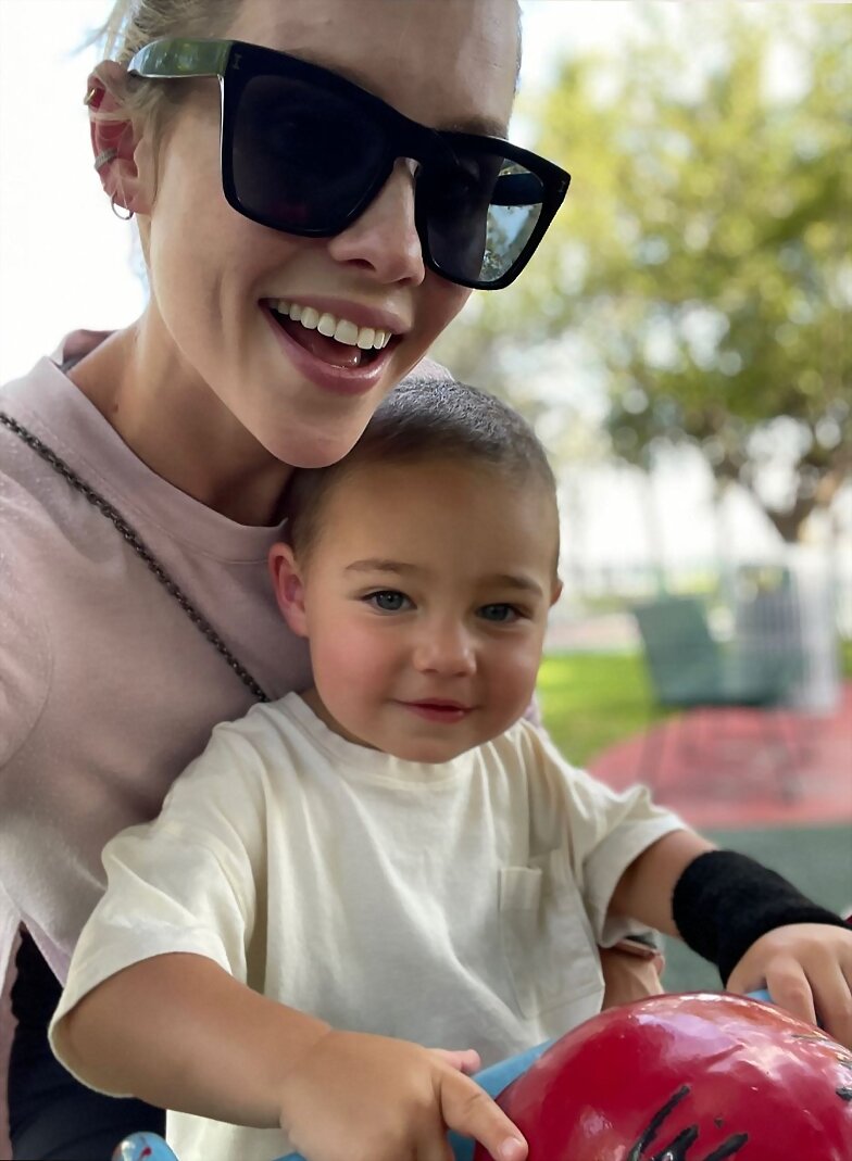 Claire Holt con su hijo James Holt Joblon | 2021
