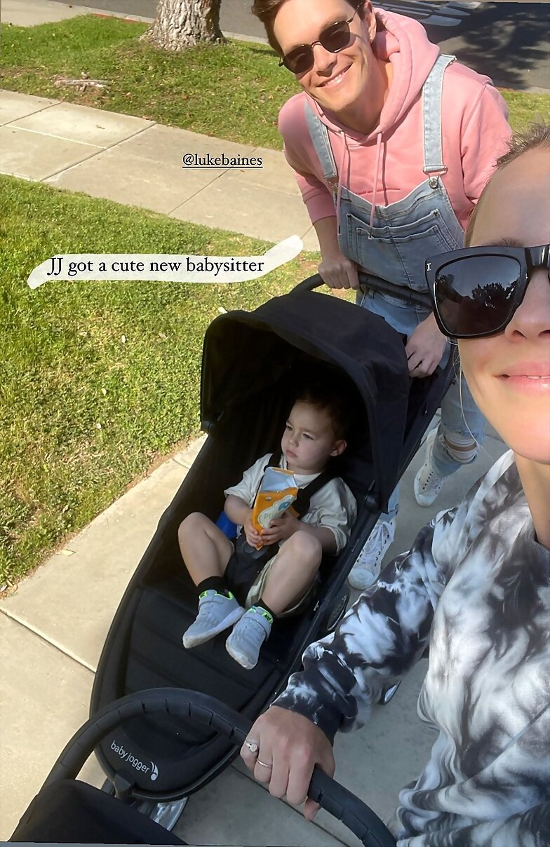 Claire Holt y su amigo Luke Baines paseando James