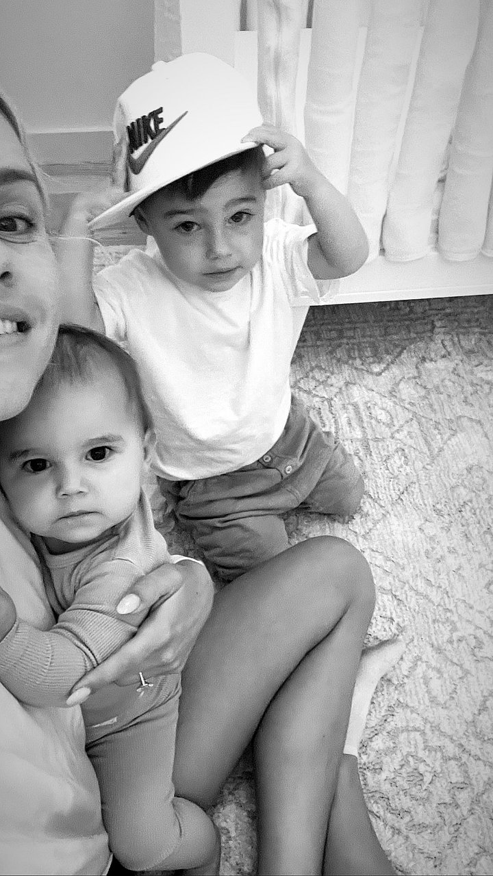 Claire Holt con sus hijos Elle y James Holt Joblon