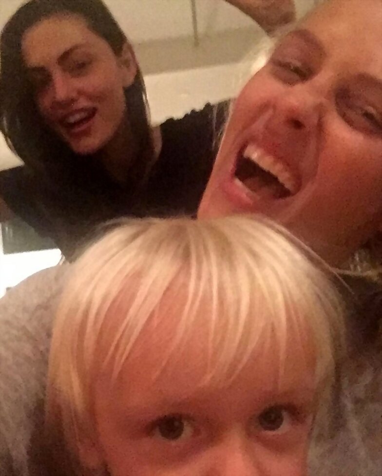 Phoebe Tonkin con su amiga Teresa Palmer y l niños
