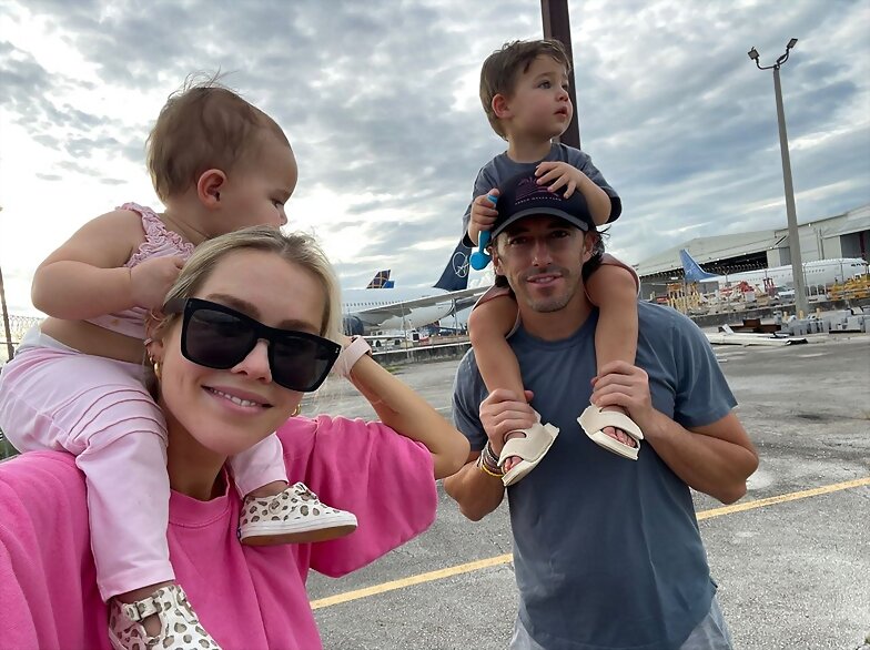 Claire Holt & Andrew con sus hijos Elle y James