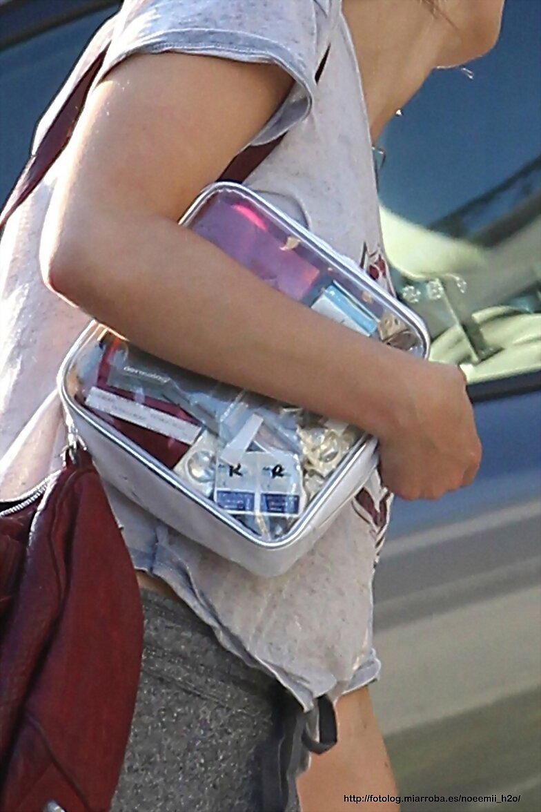 Phoebe Tonkin - Lunch at the Newsroom Cafe, Feb 25