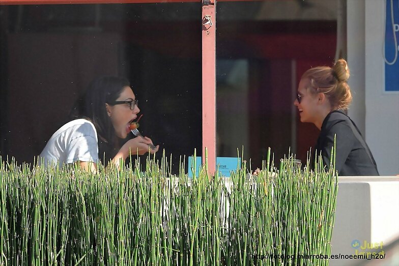 Phoebe Tonkin - Lunch at the Newsroom Cafe, Feb 25
