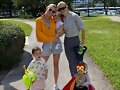 Claire Holt con sus hijos y amiga | November 2021