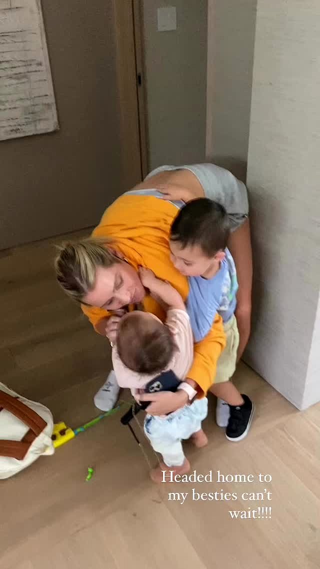 Claire Holt con sus hijos Elle y James Holt Joblon