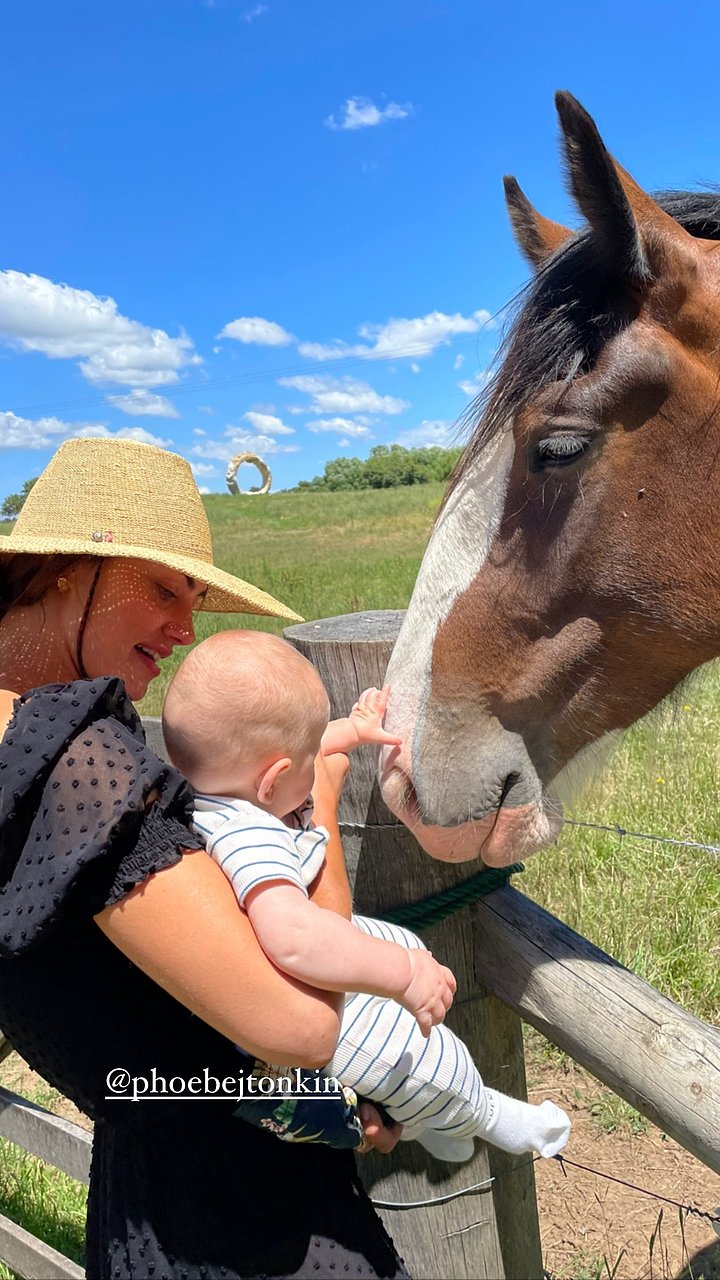 Phoebe Tonkin con su sobrino | December 2021