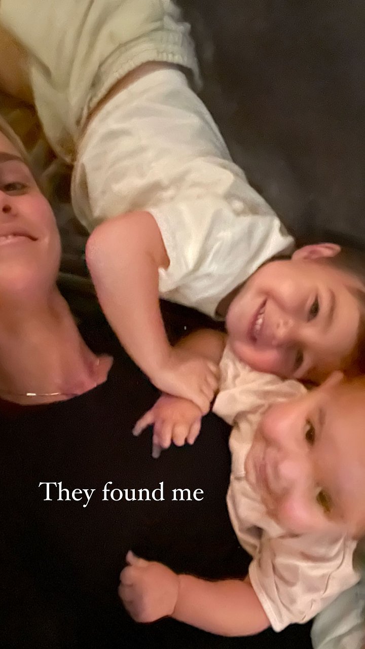 Claire Holt con sus hijos Elle y James Holt Joblon