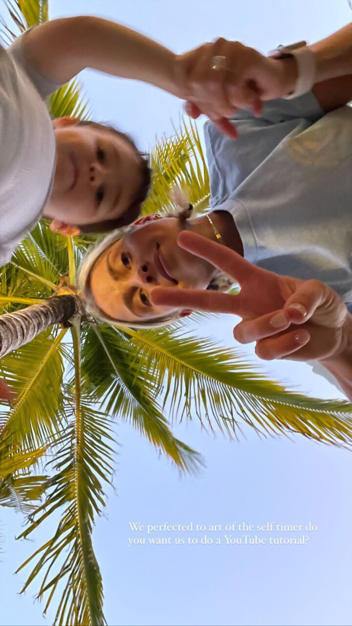Claire Holt y su hijo celebrando el año nuevo 2022