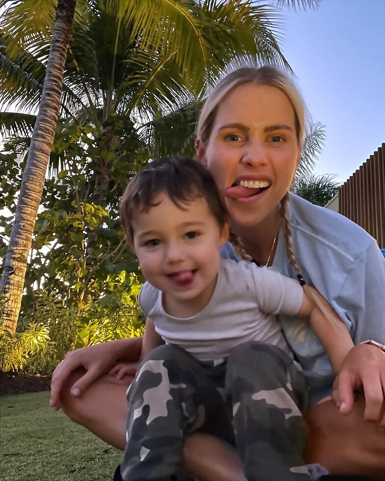 Claire Holt y su hijo celebrando el año nuevo 2022