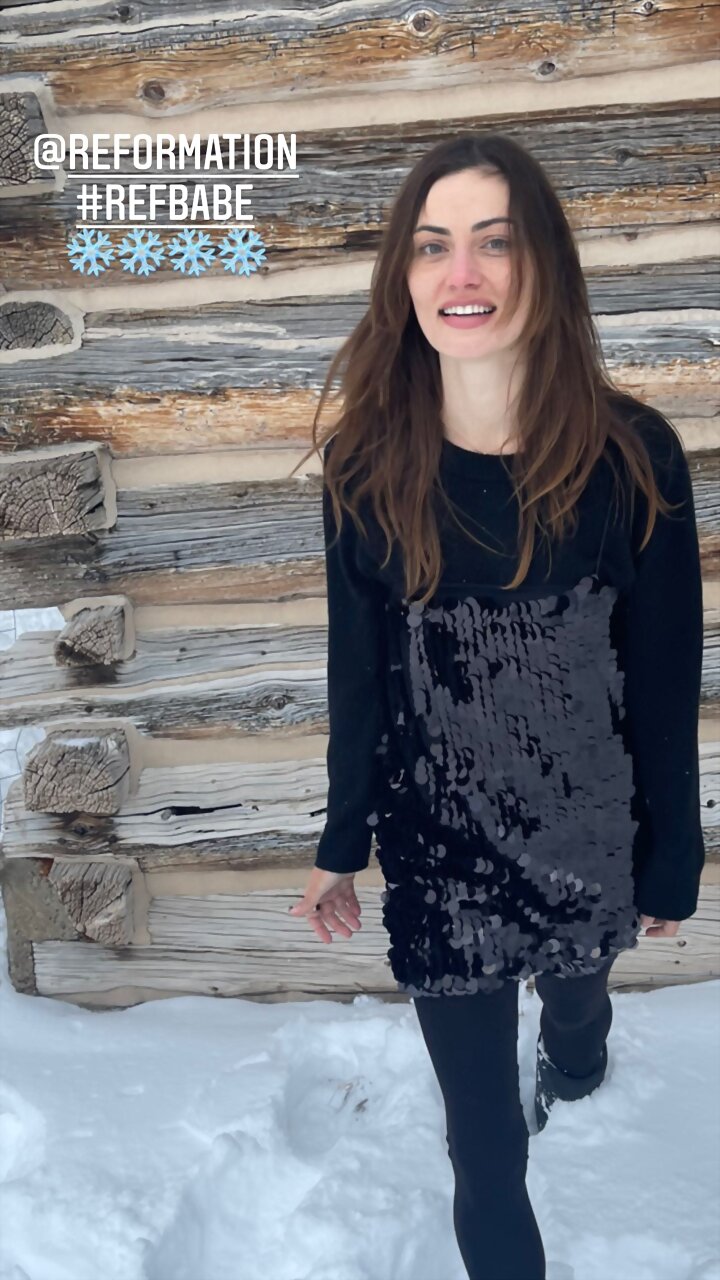 Phoebe Tonkin celebrando el año nuevo 2022