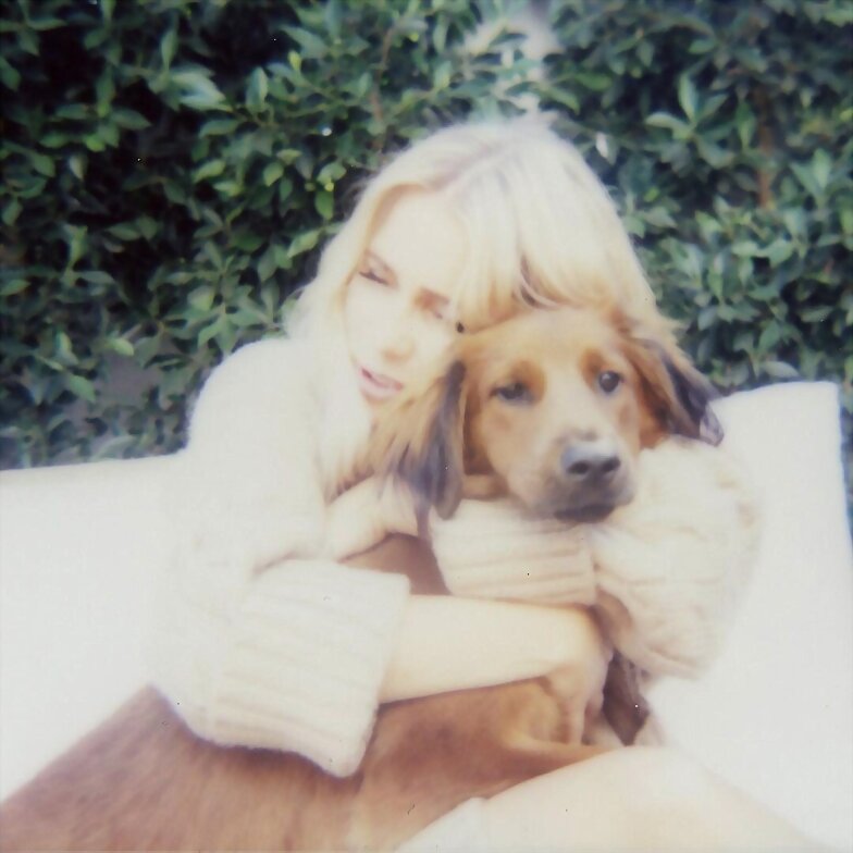 Claire Holt con su perro Teddy