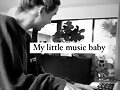 Claire Holt tocando piano a su hija Elle -Jan 2022