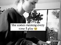 Claire Holt tocando piano a su hija Elle -Jan 2022