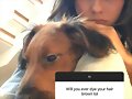 Claire Holt con pelo casta&ntilde;o con su perro Teddy