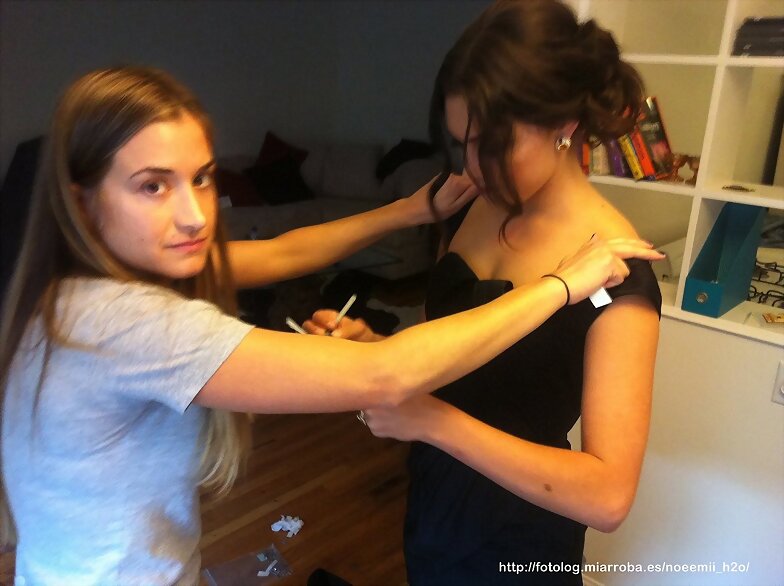 Phoebe Tonkin con una fan