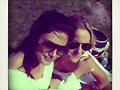 Phoebe Tonkin con una amiga