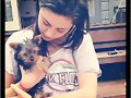 Phoebe Tonkin con su perrito