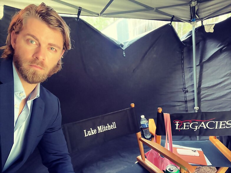 Luke Mitchell en el set de Legacies S4