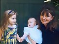 Phoebe Tonkin peque&ntilde;a con su hermana Abby y madre