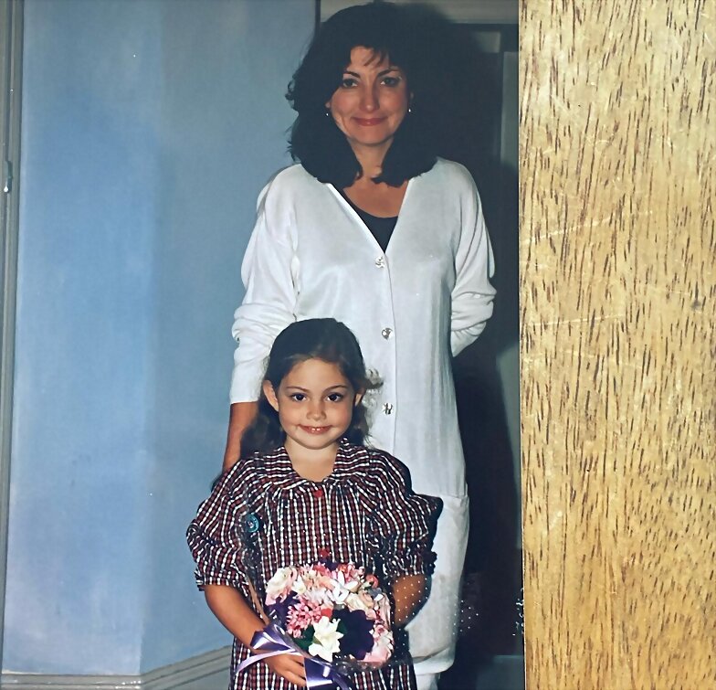 Phoebe Tonkin de pequeña con su madre Jane Tonkin