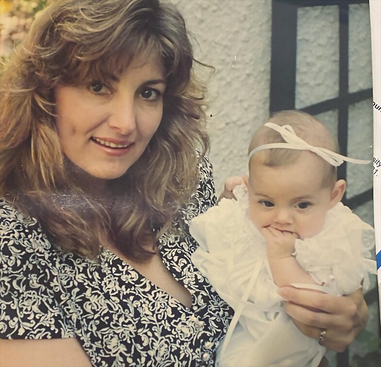 Phoebe Tonkin de pequeña con su madre Jane Tonkin