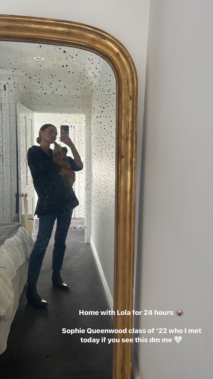 Phoebe Tonkin con su perrita Lola | May 2022